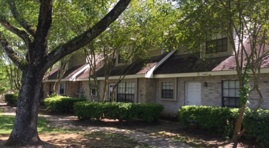Big townhome with Garage Off Perkins Rd in The Shire