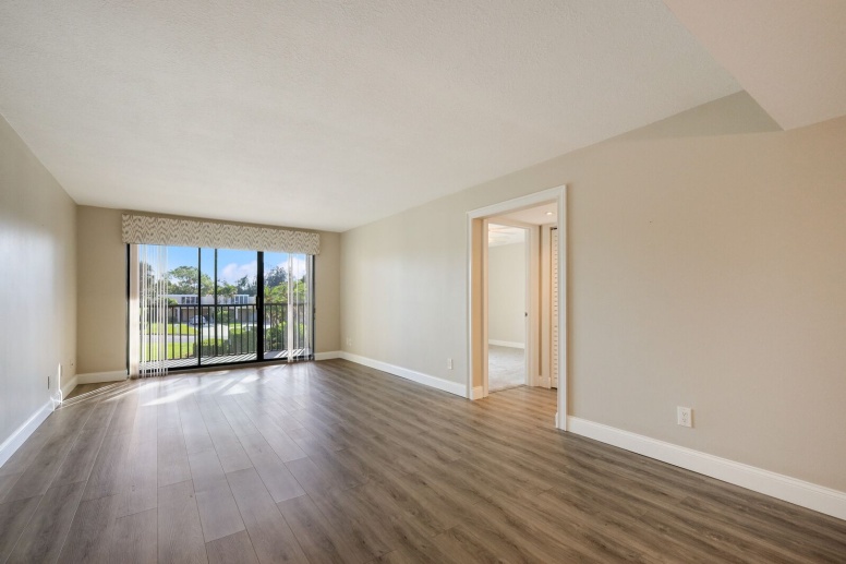 Two Weeks Free for May 1 Lease Start - 2/2 Condo near IMG Golf Course