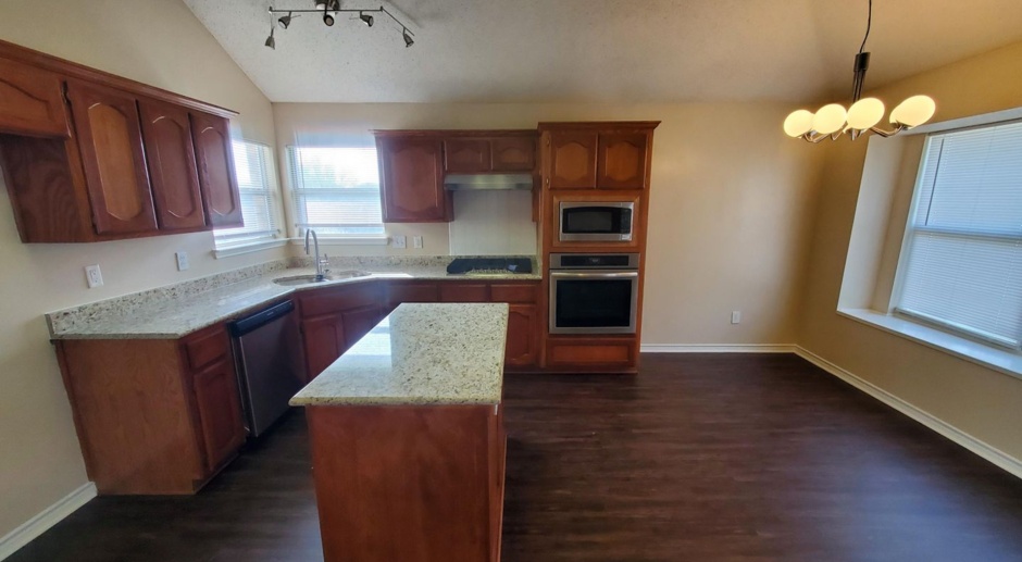 Move in ready home in Lancaster!