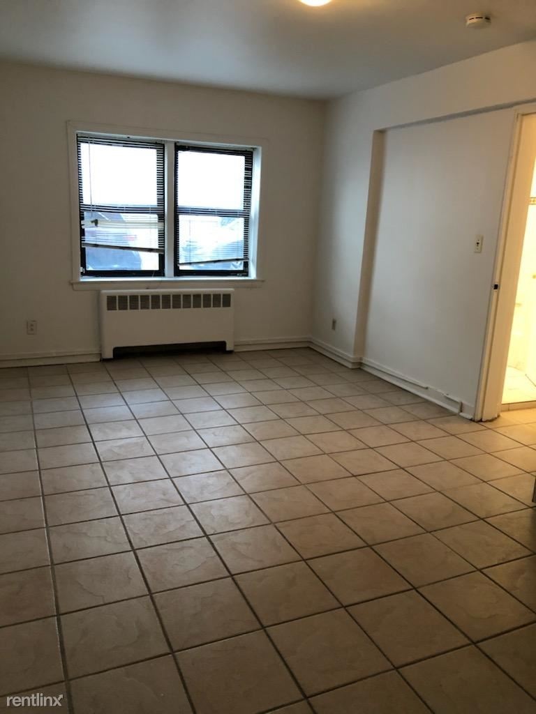 Large 1 Bedroom Apartment with Private Entrance - Heat/HW and Parking Included/White Plains