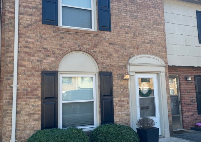 Houses Near Charming townhome located in the vibrant city of Charlotte!