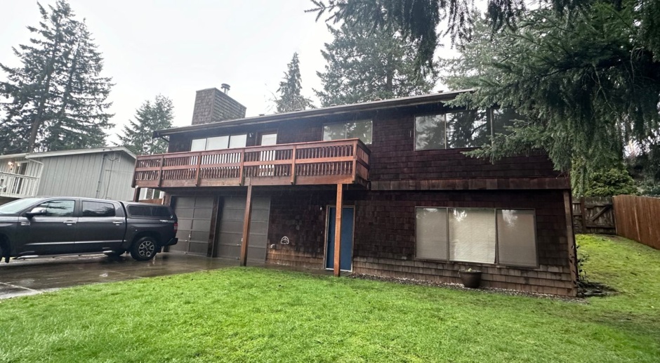 One of a kind 3 Bedroom home near Lake Louise and Steilacoom Park!! 