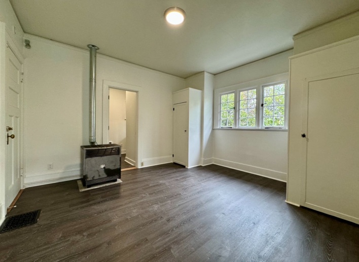 **$500 OFF THE FIRS MONTH'S RENT** Modern Studio Living at Its Finest in Sullivan's Gulch!! Secured Entry~  Newly Remodeled~ On-Site Laundry~ Pets Welcome!
