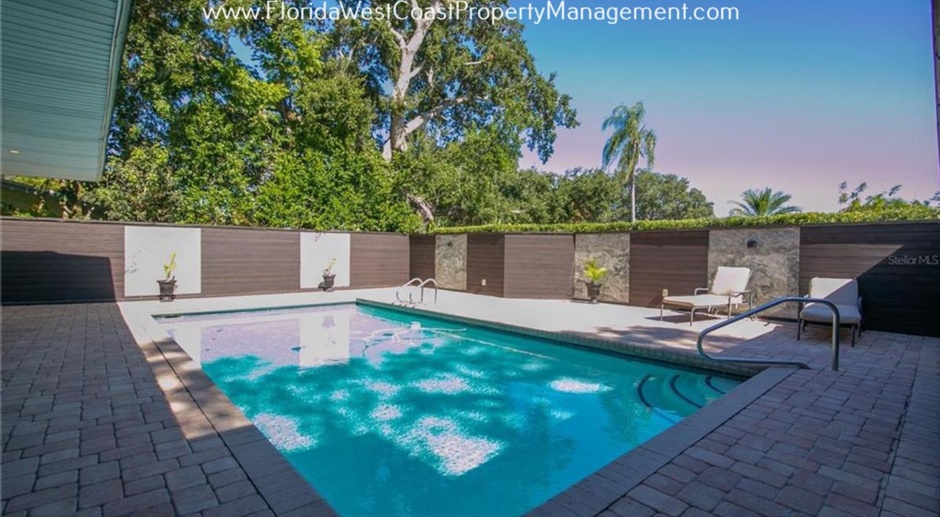 SARASOTA POOL HOME! FENCED YARD! SUPER LOCATION TO DOWNTOWN SARASOTA!  AVAILABLE NOW 