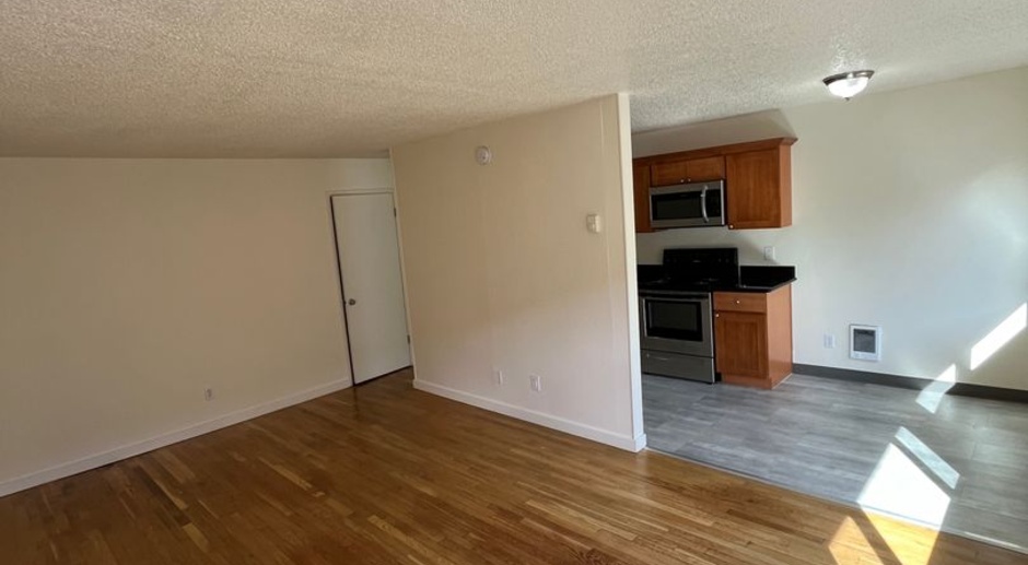 Upper 1bed/1bath, hardwood floors, granite counters, coin op laundry and pet friendly!