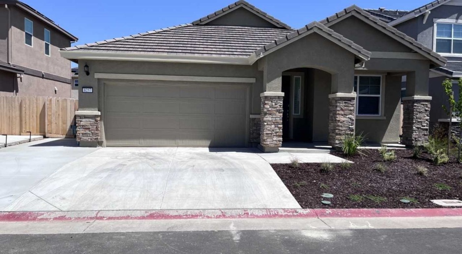 BEAUTIFUL NEW HOME IN GATED COMMUNITY!!