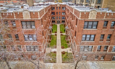 Apartments Near Rush 512-20 W. Cornelia for Rush University Students in Chicago, IL