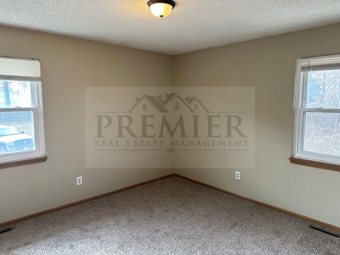Fresh  interior updates -3B 2B Duplex- 1622 S Swope Dr, Independence, MO 64057 Rent $1275