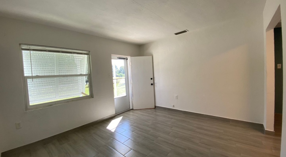 Affordable 1/2-duplex residence located in the desirable East Orlando area! 