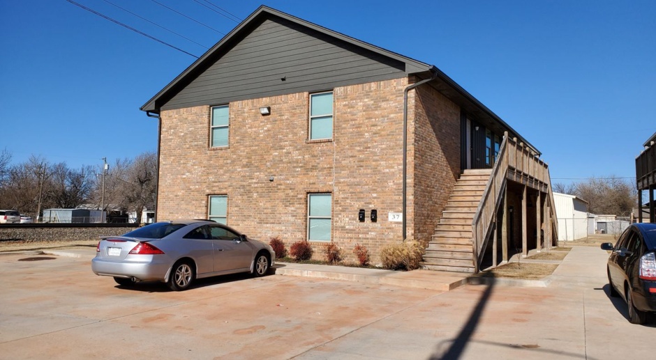 5 bed, 2 bath in Downtown Edmond - Granite counter tops, kitchen appliances, washer and dryer facility, central heat and air 
