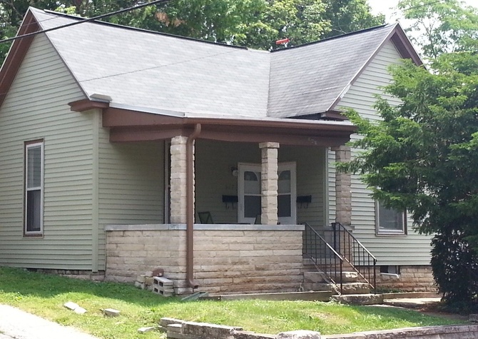 Houses Near 1 bed, 1 bath duplex located near downtown Bloomington: Spring Reduction for August 2024 Move-Ins!