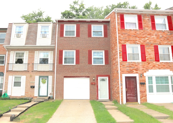 Houses Near 3 Level Townhouse with 1 car garage in Dale City!