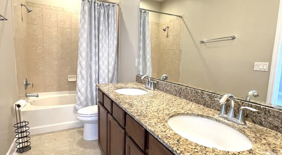 Luxury 4 bedroom/3.5 bathroom Townhome Near The St. Johns Town Center