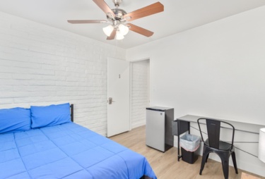 Room for Rent - Newly-renovated & high-quality Phoenix House with Backyard