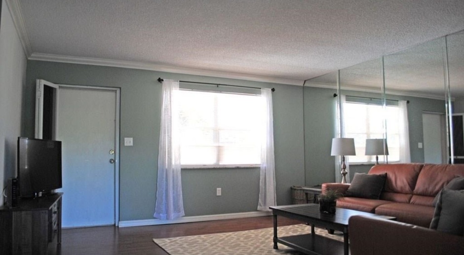 ** ADORABLE 2ND FLOOR 2/2 CONDO CANAL VIEW IN FABULOUS NORTH NAPLES**