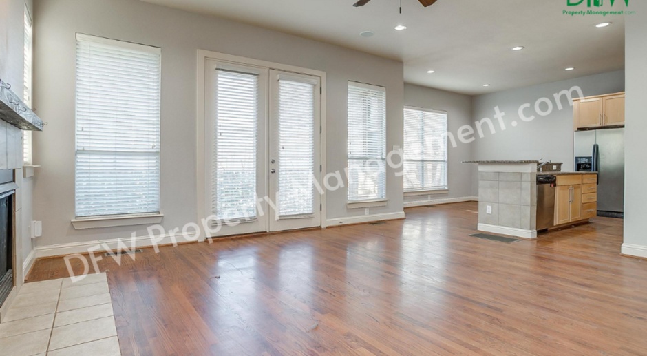 Elegant and Spacious 2-Bedroom Townhome with Rooftop View in Dallas