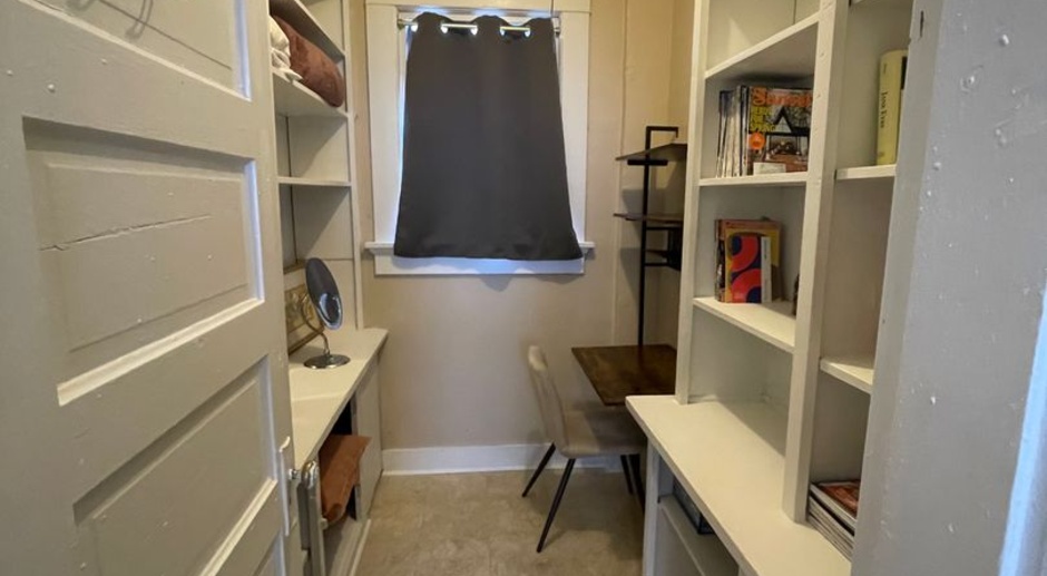 $250 Move In Special!  1 Bedroom with a Small Office & Garage
