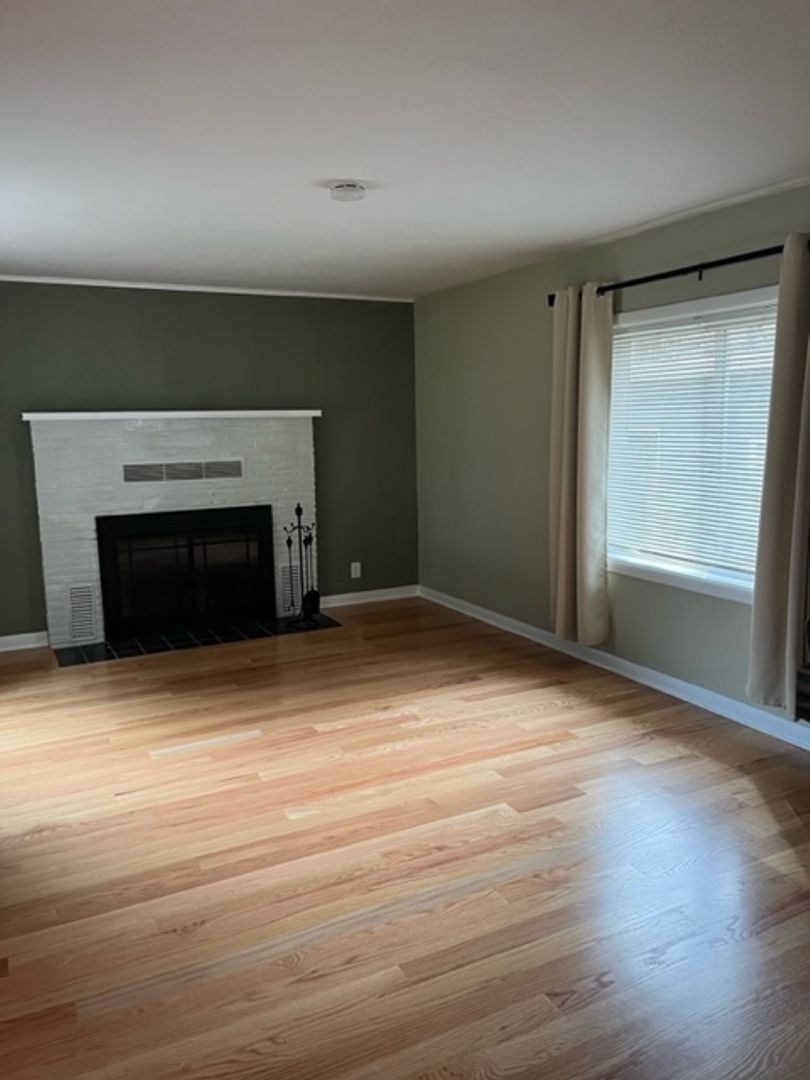 Charming one level 2 bedroom 1 bath house in SW Portland- AVAILABLE NOW