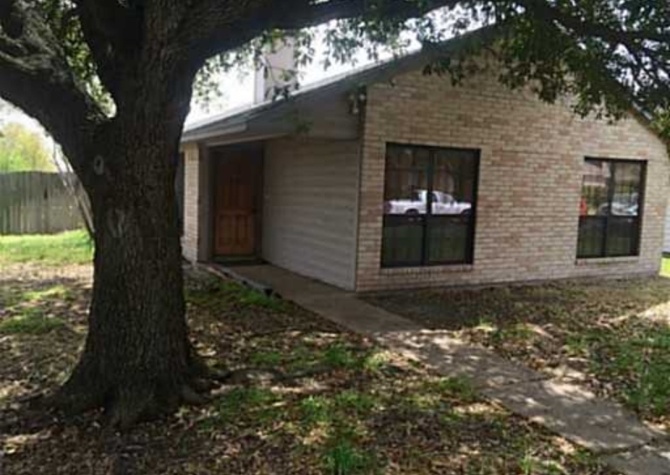 Houses Near College Station - 3 bedroom / 2 bath House with 2 Car Garage & Fenced Yard 