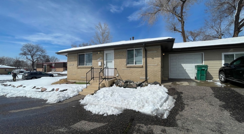 Brand new remodeled 3 bed duplex! Small fenced yard!