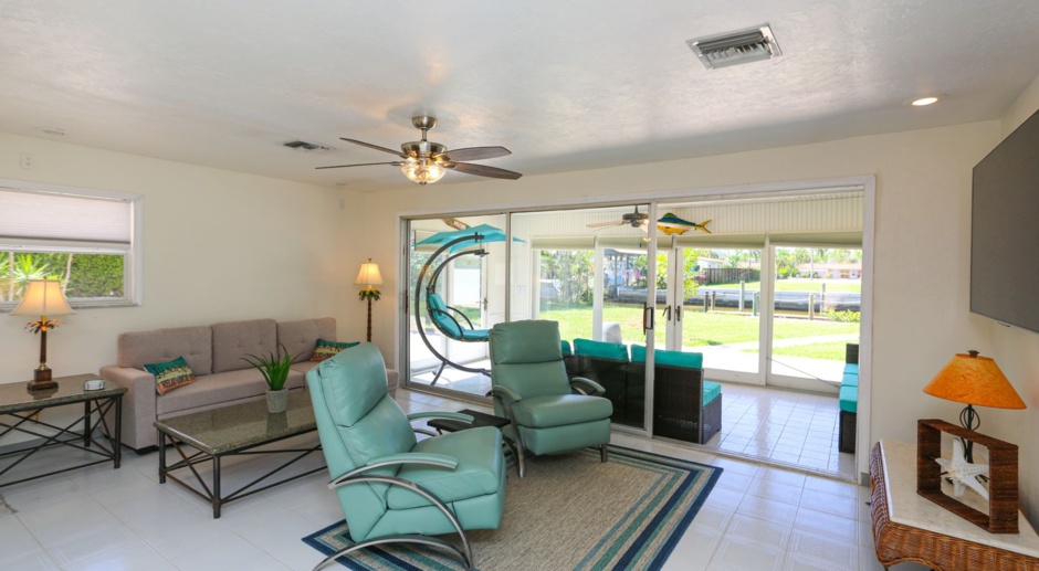 ***CUTE FLORIDA HOME ON THE WATER STRAIGHT SHOT TO GORDON RIVER AND GULF OF MEXICO IN ROYAL HARBOR ** 3BED/2BATH***FURNISHED***GOLDEN SHORES***CLOSE TO 5TH AVENUE AND TIN CITY **