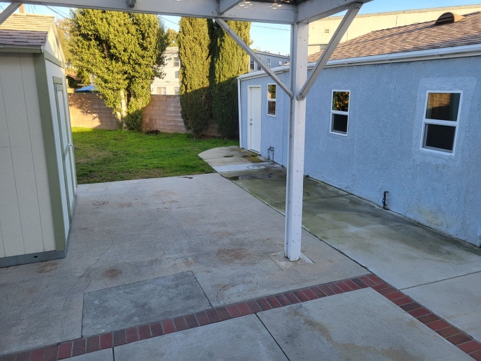 Beautiful Front 4 Bed 2Bath house w/storage and driveway parking