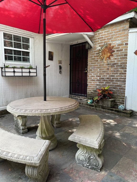 Charming Furnished 1 Bedroom Cottage in Gated Courtyard