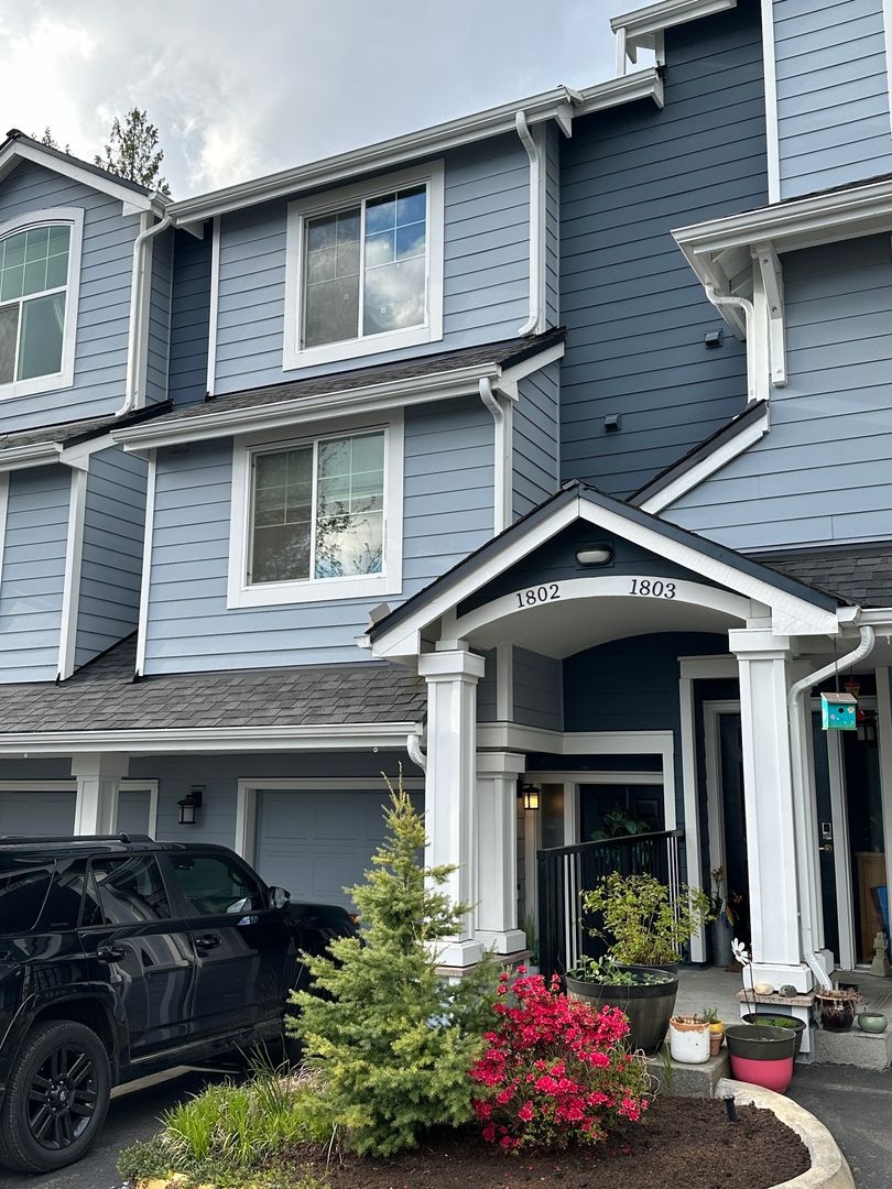 Bothell Townhome available June 1 with garage and two suites. 