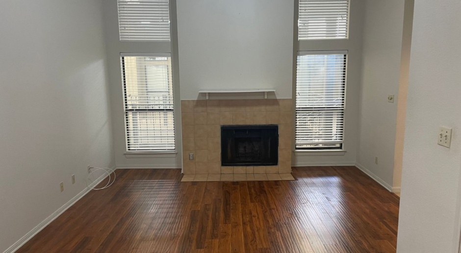 Gorgeous 2 bed 2 bath on 3rd floor.  Vaulted ceilings Blocks from campus!!