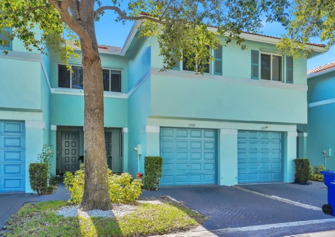 Houses Near Luxury unit with garage in Riviera Beach: 3-Bedroom Unit Available