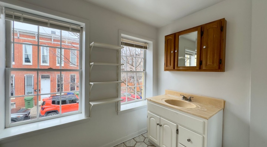 Charming 2-Bedroom Townhome with Modern Amenities in Baltimore