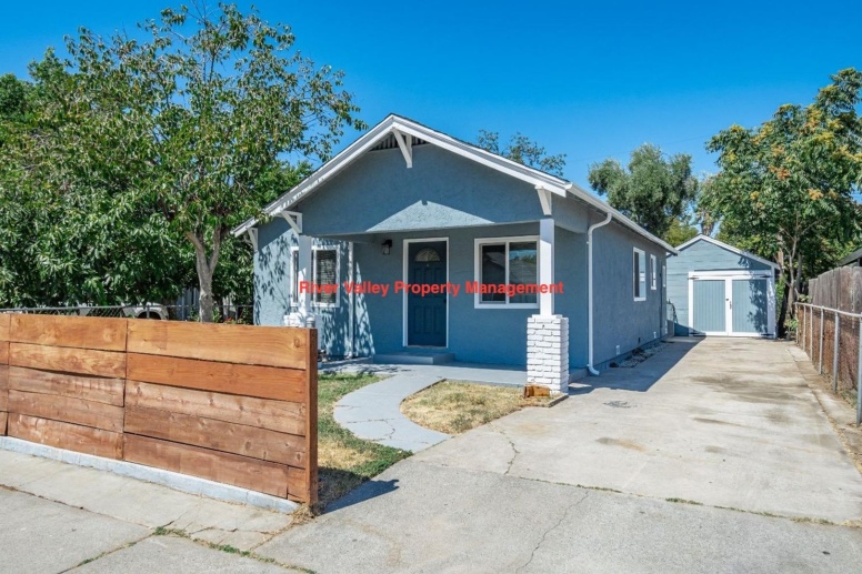 Adorable remodeled Cottage, 3+1, CHA, Garage, fenced yard, close to Christian Brothers High School