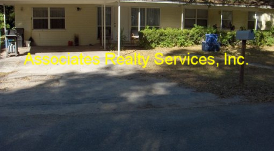 4 bedroom in NW Gainesville! Nice wood floors & Remodeled kitchen! .