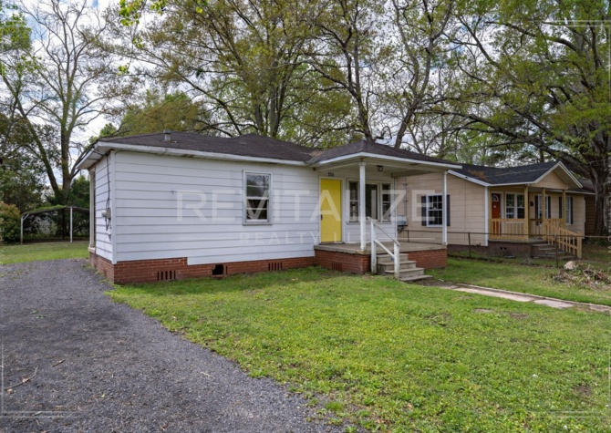 Houses Near **HALF-OFF FIRST MONTH'S RENT!** Beautiful Renovated 3 Bedroom/1 Bathroom in Chickasaw!