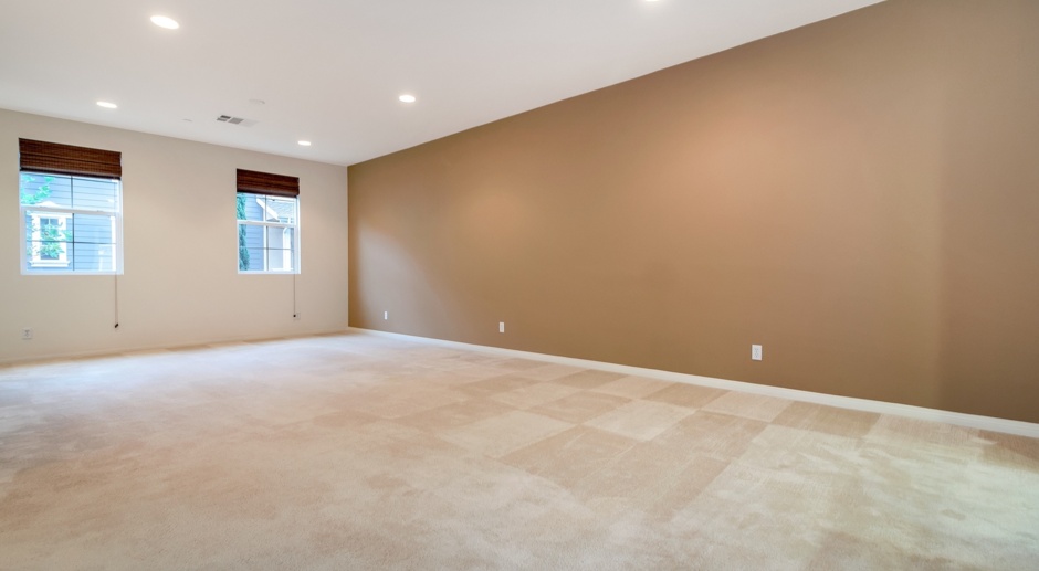 Live in Luxury: Fully Upgraded 2 Bedroom Plus Den Townhome in Columbus Square!