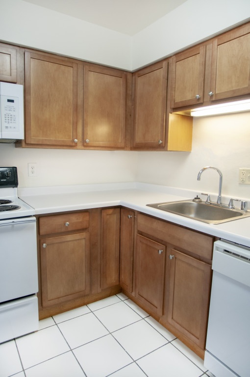 RENT SPECIAL! $945 MONTH 6 TO 12 MONTH LEASES AVAILABLE AND 50% OFF PARKING SPACE FOR 12 MONTHS! 