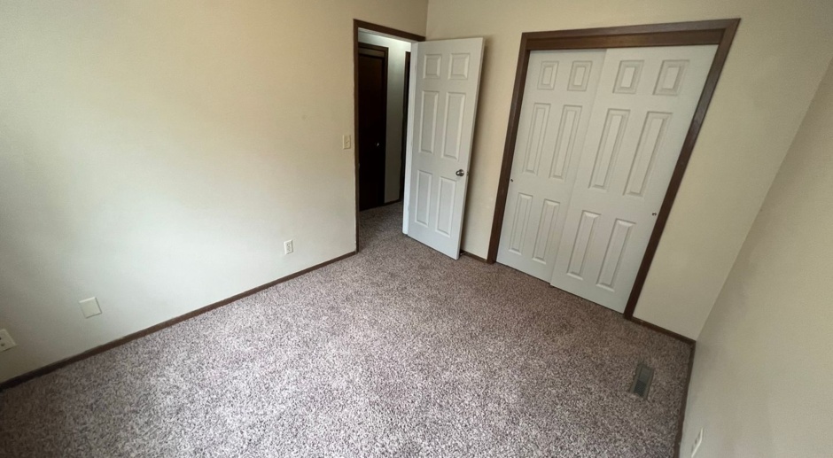 2 bedroom townhouse close to campus-free parking