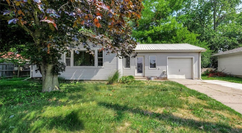 2 BED / 1 BATH HOUSE IN CENTRAL CHAMPAIGN W/ BEAUTIFUL SUNROOM