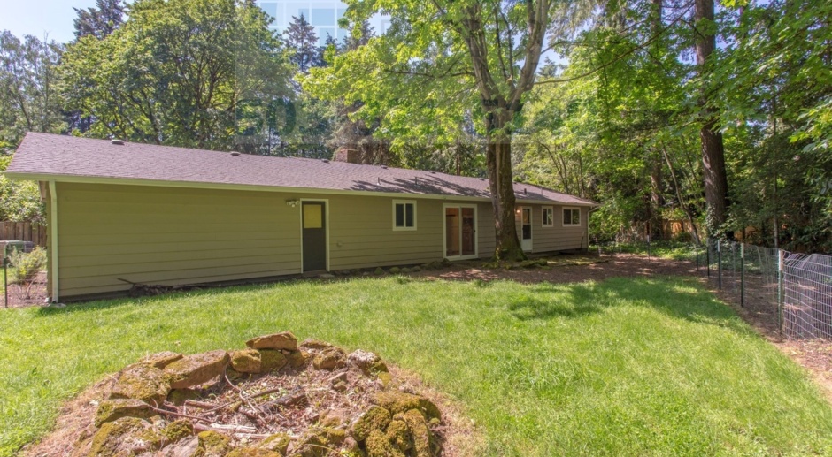 Spacious Ranch Style Home in Lake Oswego w/ Double Garage!