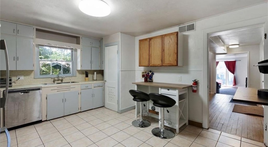 Spacious, remodeled 5 Bed 3 Bath House in North Campus