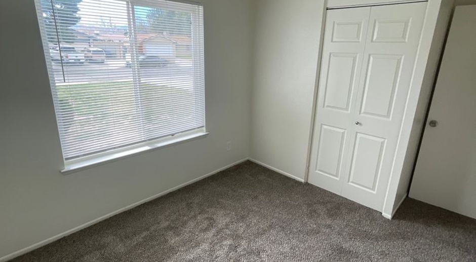 CLEAN & BRIGHT 4+2 Home in Lancaster! Move-in Ready!