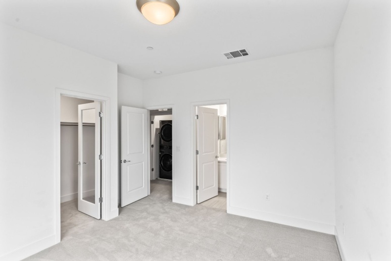 Spacious 2 Bedroom with walk-in closet and 2 car garage! $500 OFF FIRST MONTHS RENT!