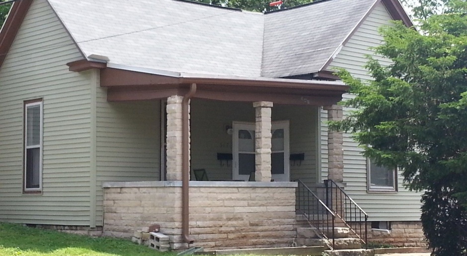 1 bed, 1 bath duplex located near downtown Bloomington: Spring Reduction for August 2024 Move-Ins!
