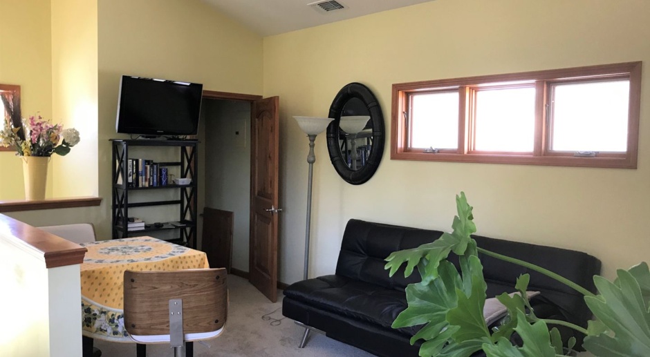 Hidden Downtown Gem-Fully Furnished Upstairs
