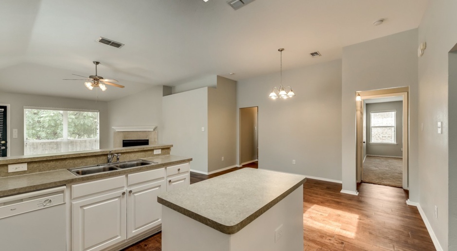 Fort Worth: Four bedroom, conveniently located