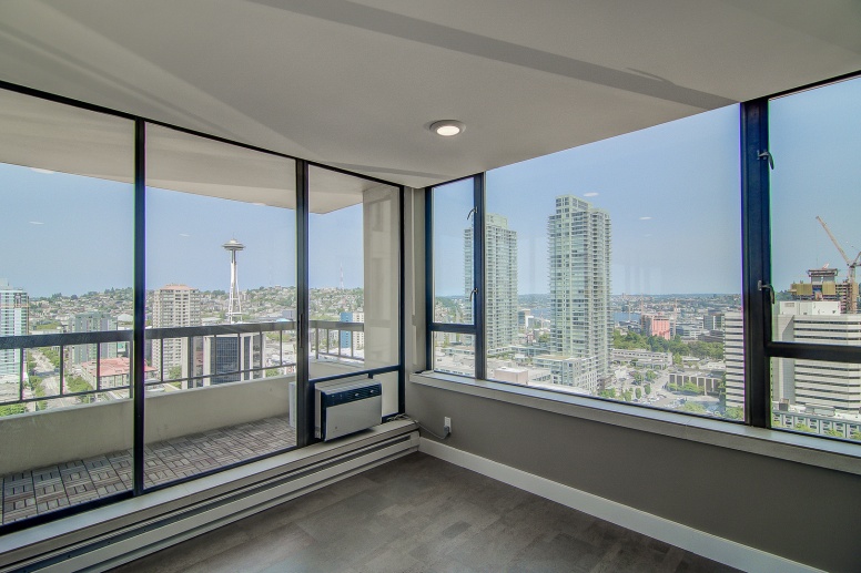Beautiful view condo in the heart of the city! Close to everything!