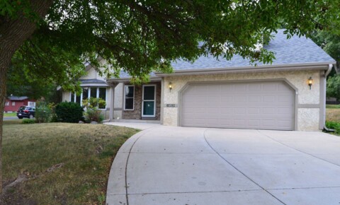Houses Near Burnsville **$300 MOVE IN SPECIAL**Gorgeous 4 BD / 2.5 BA Home Near North Crystal Lake for Burnsville Students in Burnsville, MN