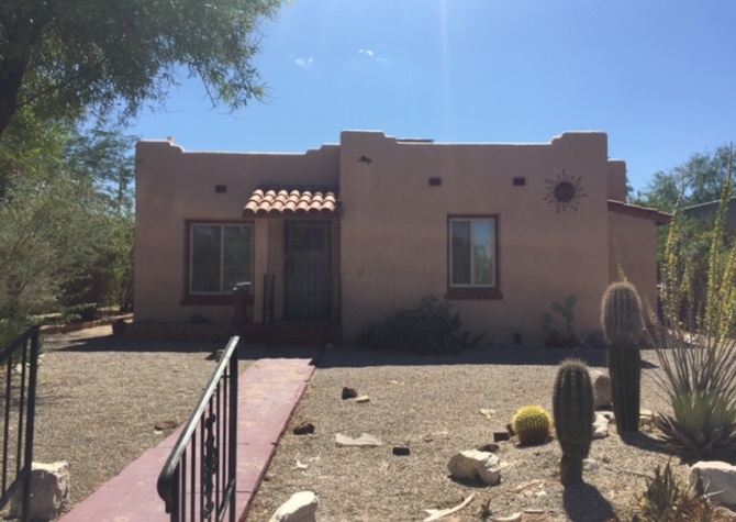 Houses Near Immaculate 3bd/1bath walking distance from UofA! 