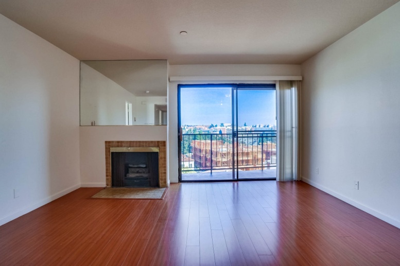 Spacious 2Bed/2bath w Balcony. Great for students! Steps to UCLA