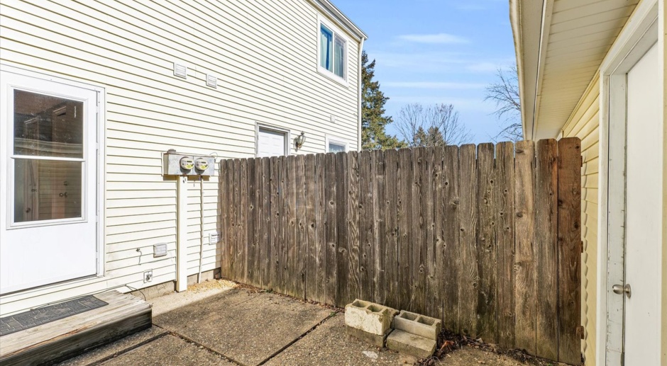 2 BED / 2 BATH TOWNHOUSE IN DEVONSHIRE WITH 2-CAR GARAGE